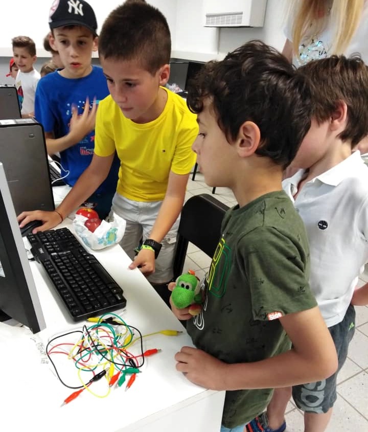 foto di bambini al computer