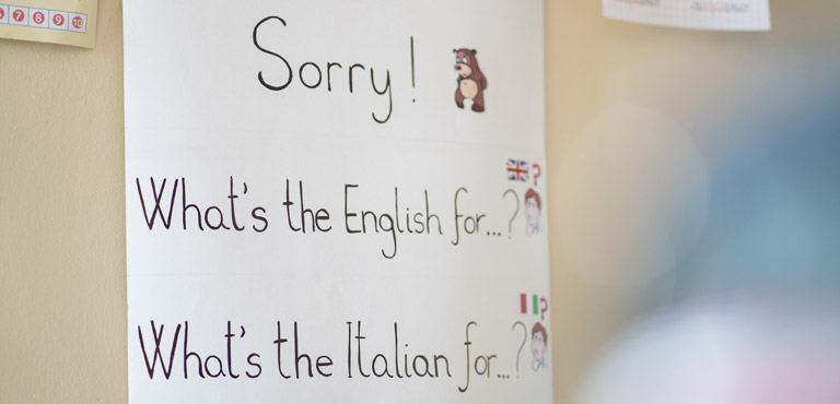 foto cartellone con frasi in inglese
