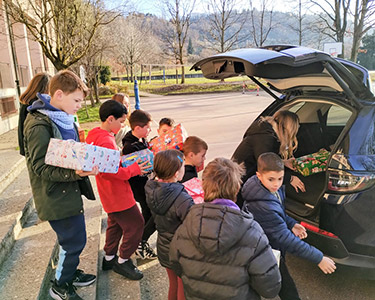 I bambini caricano i pacchi in auto