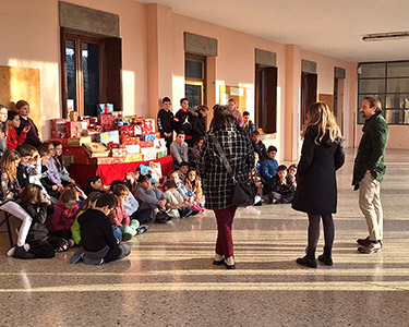 Alunni con i volontari e le maestre