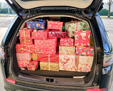 Tantissimi pacchi riempiono l'auto