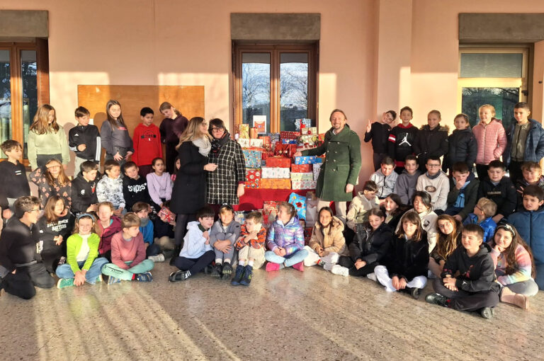 Foto di gruppo con tutti i doni raccolti.
