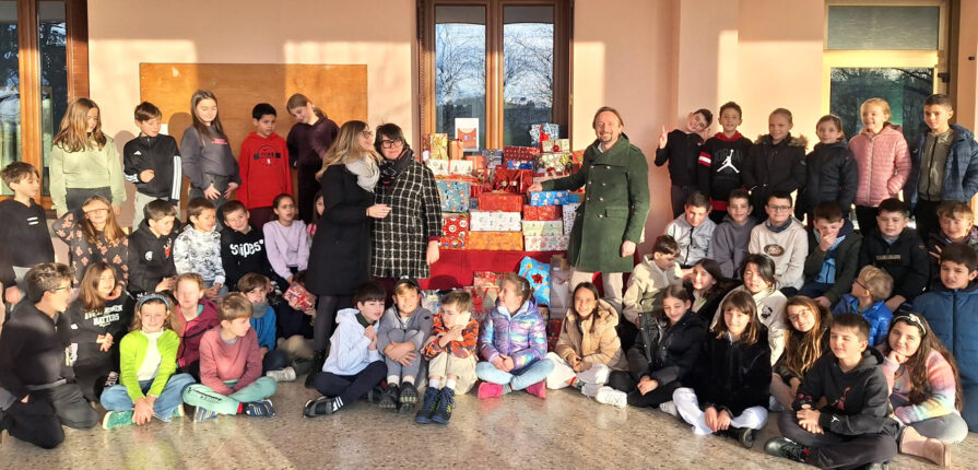 Foto di gruppo con tutti i doni raccolti.