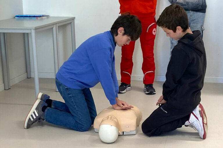 Alunni scondaria durante corso con croce Rossa Italiana