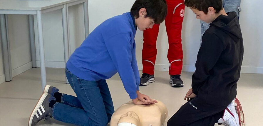 Alunni scondaria durante corso con croce Rossa Italiana